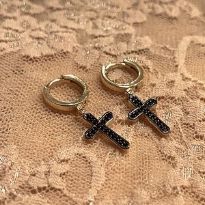 🎬💥 925 Sterling Silver Black Zircon Cross Hoop Earrings – Handmade in Turkey